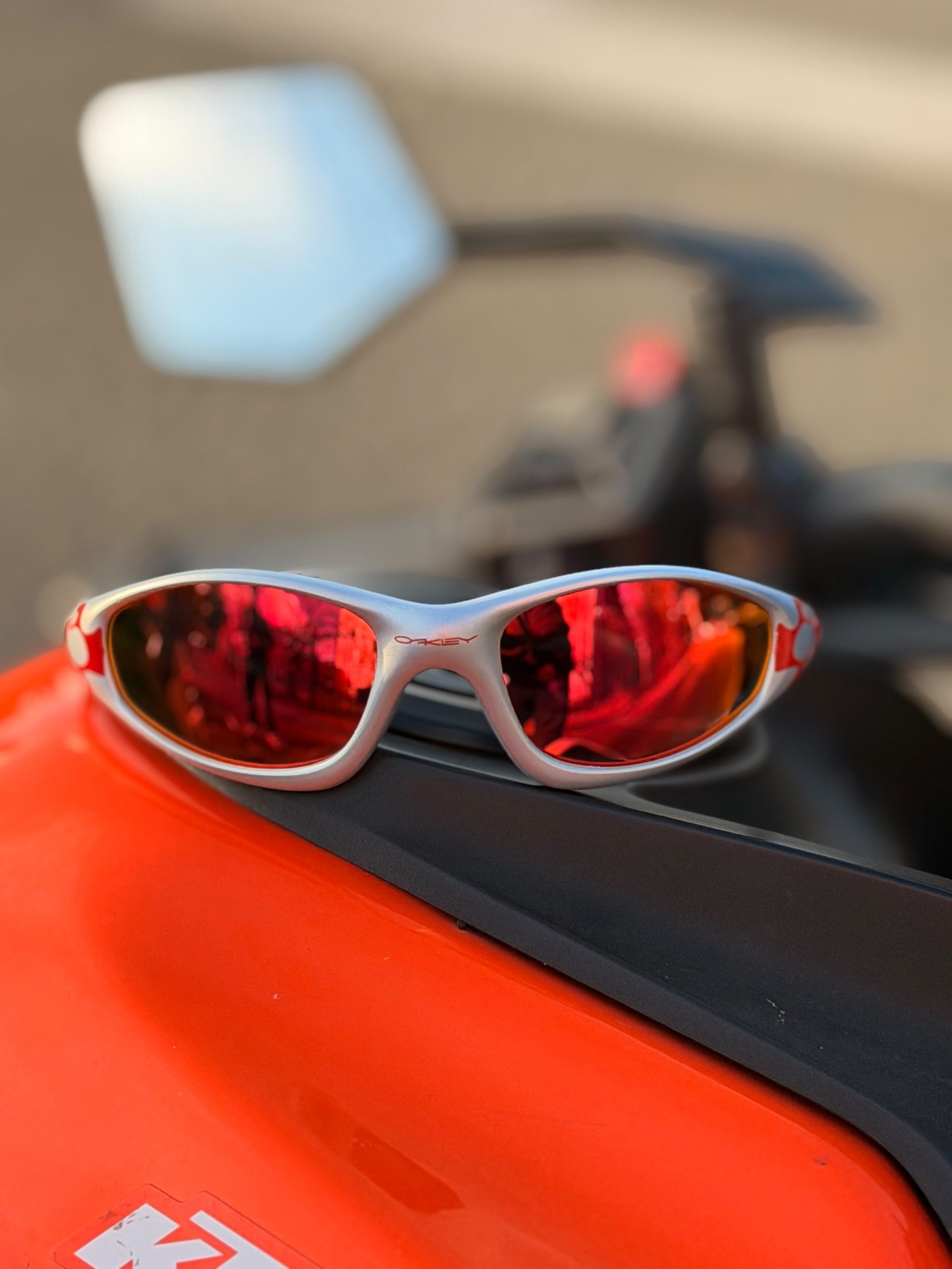 ACC-GAF-DEP-001-1 Gafas deportivas para moto, lente espejado rojo - Imagen 1